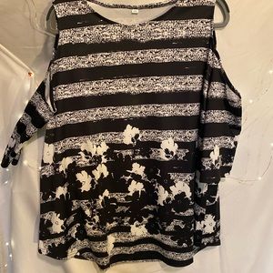 Beautiful silky blouse with sexy open shoulders! ❣️